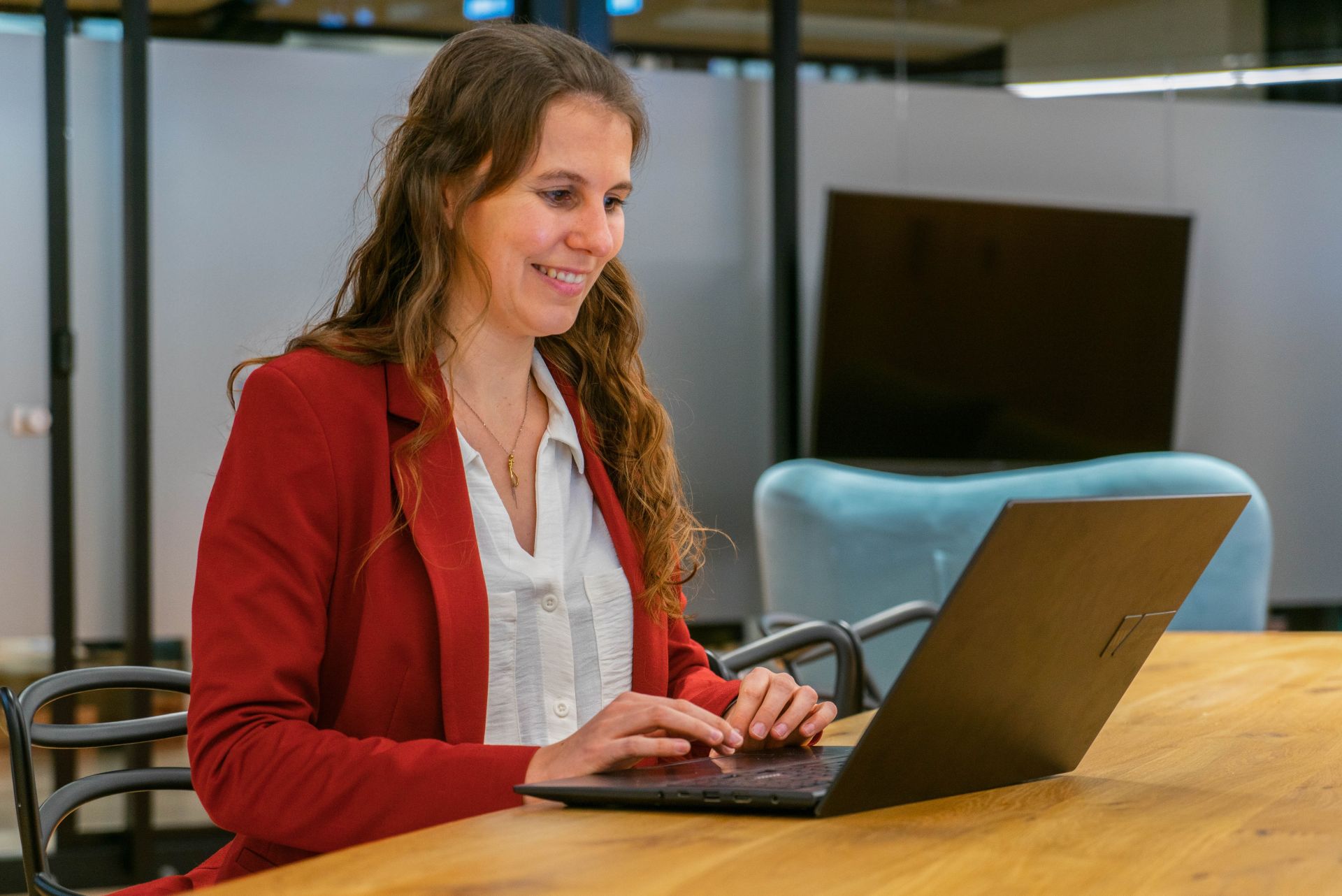 Praktische sessie rond AI op laptop en scherm